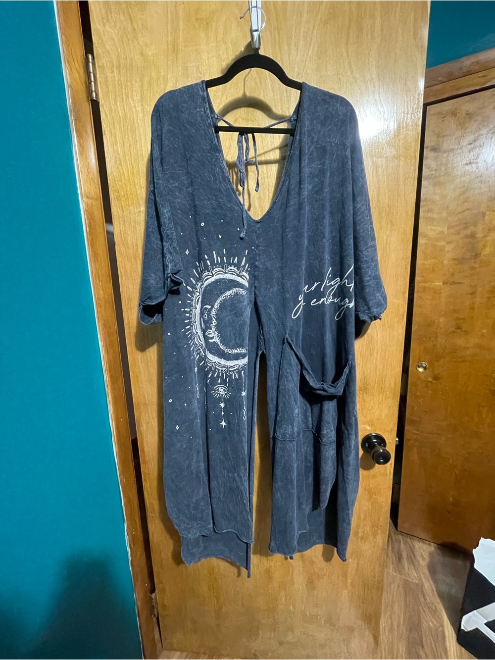 Kantha Bae Dream Split Muu Tee.